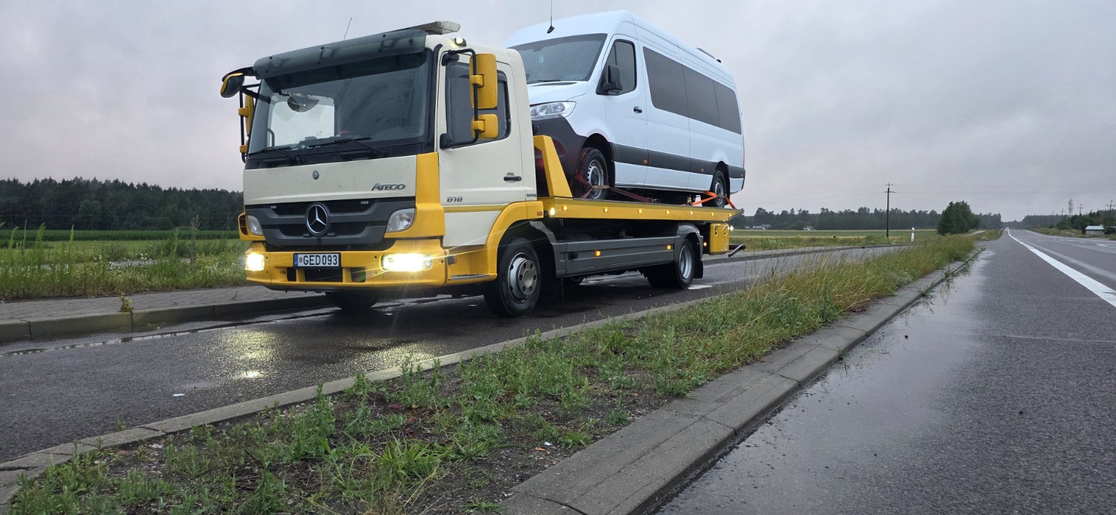 Mercedes-Benz Sprinter gabenimas lietui lyjant