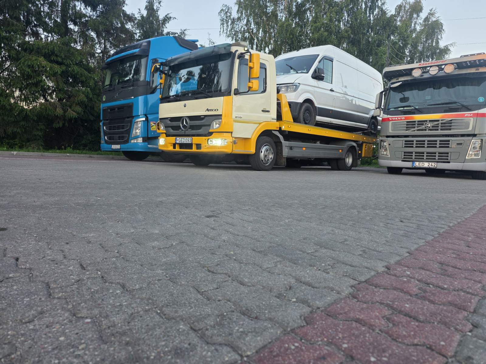 Mikroautobuso pervežimas sunkiojo transporto aikštelėje